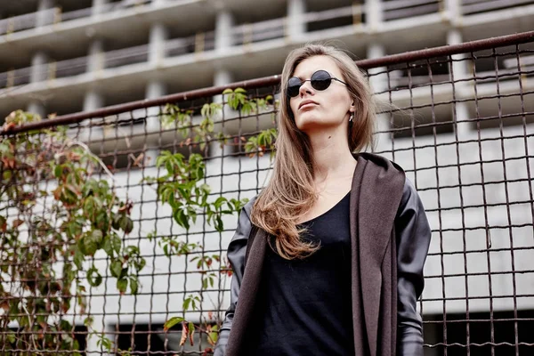 Hermosa mujer hipster en gafas de sol — Foto de Stock