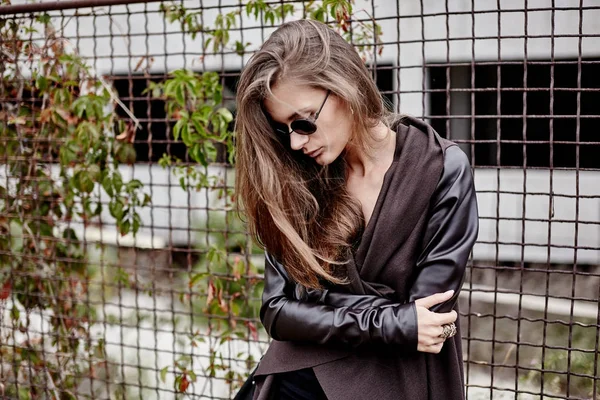 Beautiful hipster woman in sunglasses — Stock Photo, Image