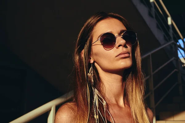 Hermosa mujer hipster en gafas de sol — Foto de Stock