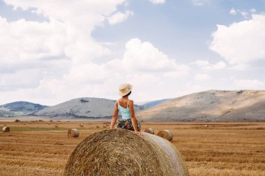 kadın bir alana poz