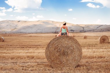 kadın bir alana poz