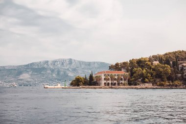 Sahilde bir ev manzara