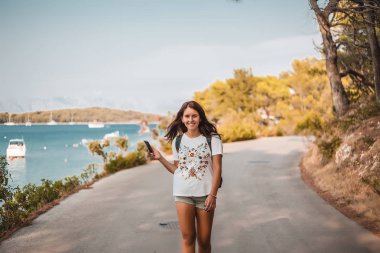 Kız sırt çantası ile yürüyüş 