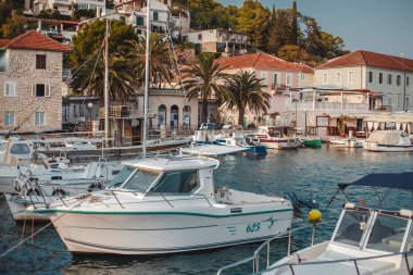 binalar ve yat limanında