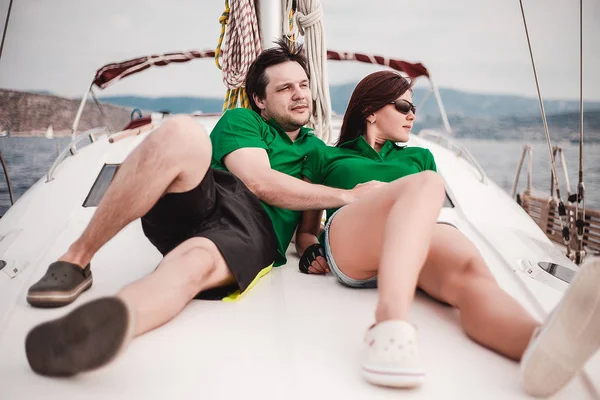 Молода пара разом на яхті — стокове фото