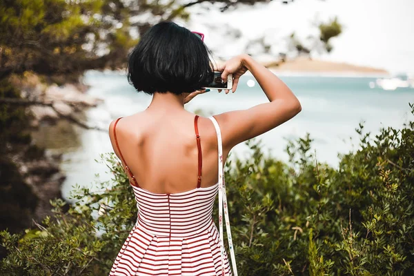 Chica tomando foto de la naturaleza —  Fotos de Stock