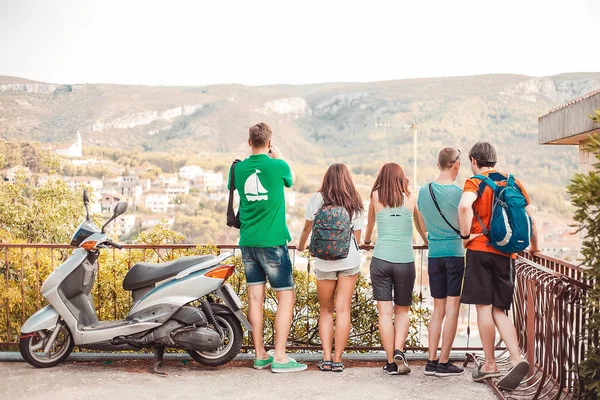 Friends walking with mountains on background — Stock Photo, Image