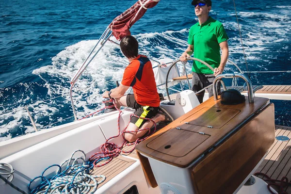 Amigos felices en el yate — Foto de Stock