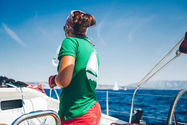 Jovem mulher de iatismo no mar — Fotografia de Stock