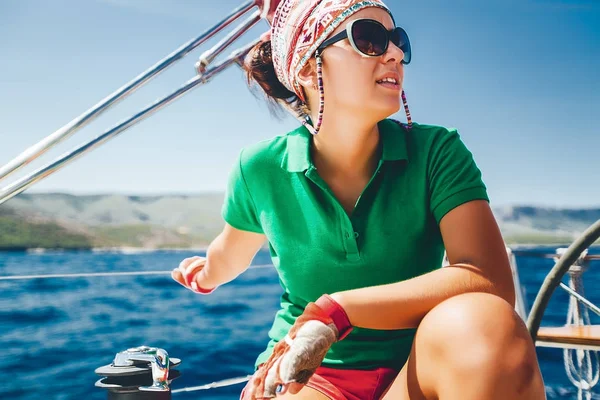 Mladá žena jachting v moři — Stock fotografie