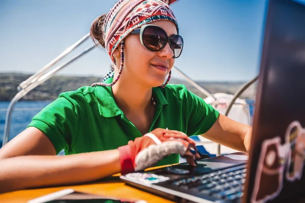 Mulher com laptop iatismo no mar — Fotografia de Stock