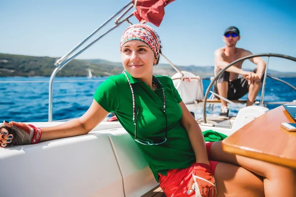 Amici felici sullo yacht — Foto Stock