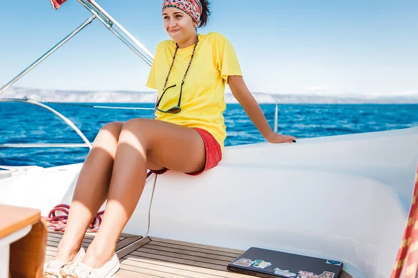 Mujer joven yate en el mar —  Fotos de Stock