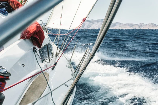 Yacht in the blue sea — Stock Photo, Image