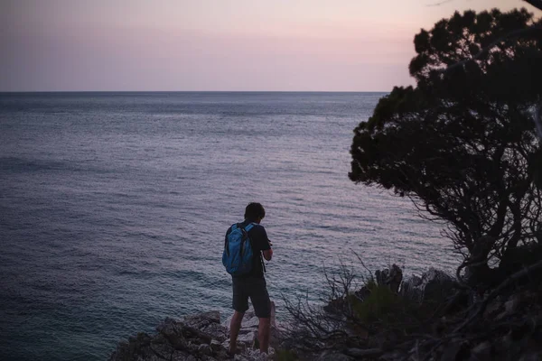 Touriste et beau coucher de soleil sur la mer — Photo