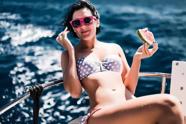 Mujer joven yate en el mar — Foto de Stock