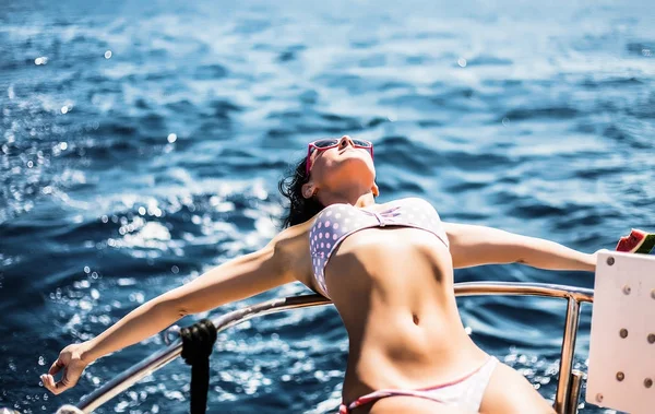 Mujer joven yate en el mar —  Fotos de Stock