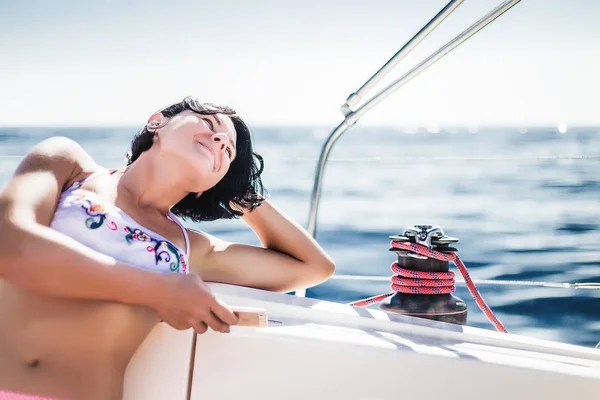 Mujer joven yate en el mar —  Fotos de Stock