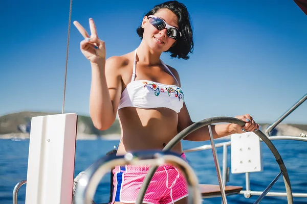 Jeune femme yachting en mer — Photo