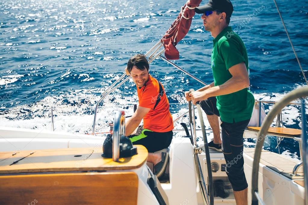 amici felici sullo yacht