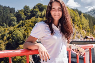 doğa arka plan üzerinde poz kız