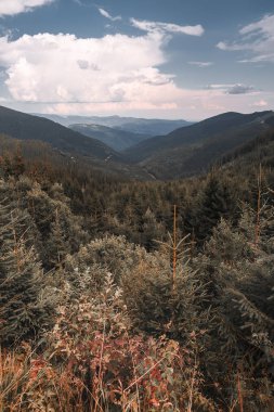 dağlar ve mavi bulutlu gökyüzü
