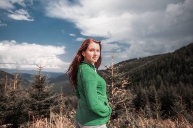 doğa arka plan üzerinde poz kız