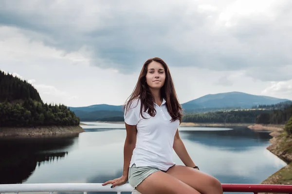 Flicka poserar på sjön bakgrund — Stockfoto