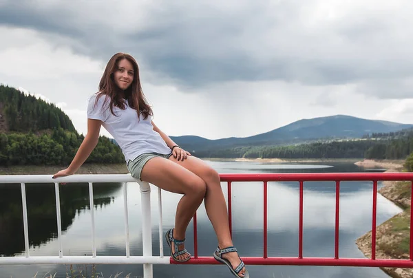 Chica posando sobre lago fondo — Foto de Stock
