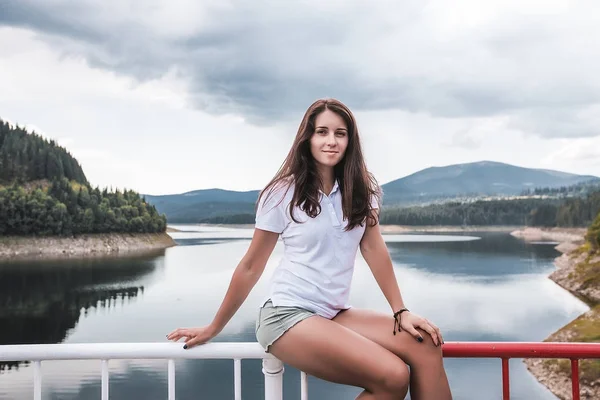 Flicka poserar på sjön bakgrund — Stockfoto