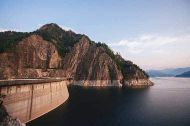 Göl, dağlar, orman