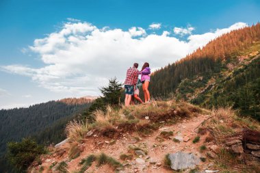 doğa arka plan üzerinde poz kız