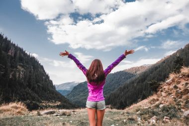 doğa arka plan üzerinde poz kız