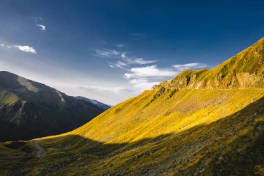 Dağlarda güzel yol. Seyahat 
