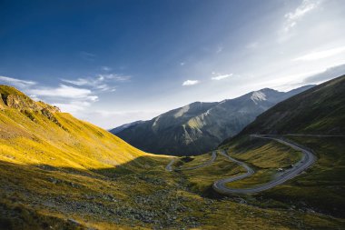 Dağlarda güzel yol. Seyahat 