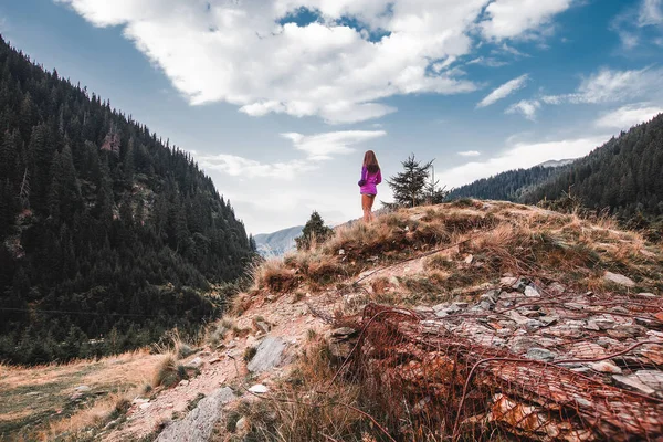 Flicka poserar på natur botten — Stockfoto