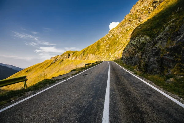 在山上的美丽的道路 — 图库照片