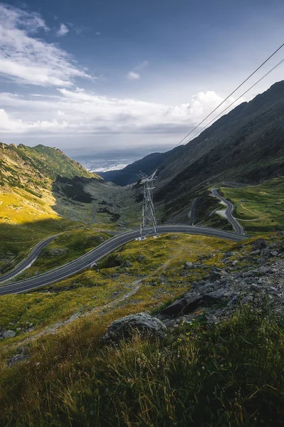 美しい蛇の道および山の電柱 — ストック写真