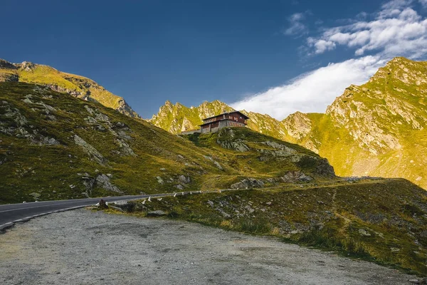 Krásná Silnice Dřevěný Dům Horách — Stock fotografie