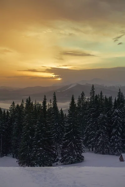 Όμορφη Πορτοκαλί Ηλιοβασίλεμα Χειμώνα Χιονισμένο Βουνά — Φωτογραφία Αρχείου
