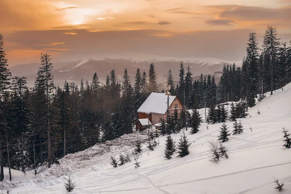 Prachtige Zonsondergang Winter Van Besneeuwde Bergen Met Houten Huis — Stockfoto