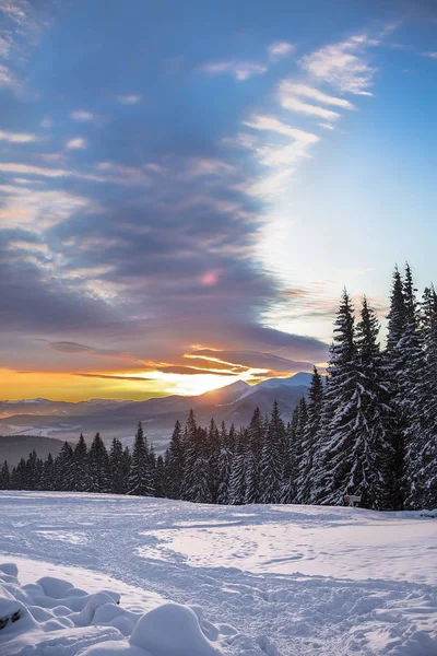 Όμορφο Χειμώνα Χιονισμένο Βουνά Εκπληκτικό Χρώμα Στον Ορίζοντα — Φωτογραφία Αρχείου