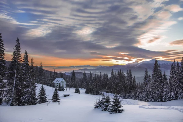 Huis Winter Van Besneeuwde Bergen Met Prachtige Zonsondergang — Stockfoto