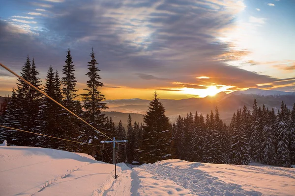 Prachtige Oranje Zonsondergang Winter Van Besneeuwde Bergen — Stockfoto