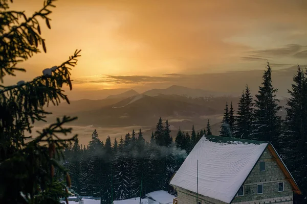 Prachtige Zonsondergang Winter Van Besneeuwde Bergen Met Houten Huis — Stockfoto