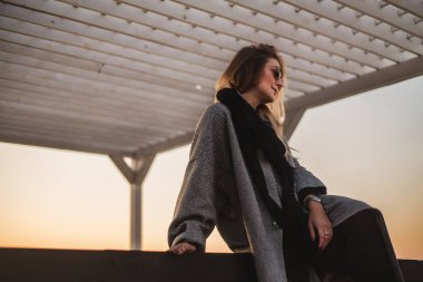  Köşk poz güzel kadın portresi