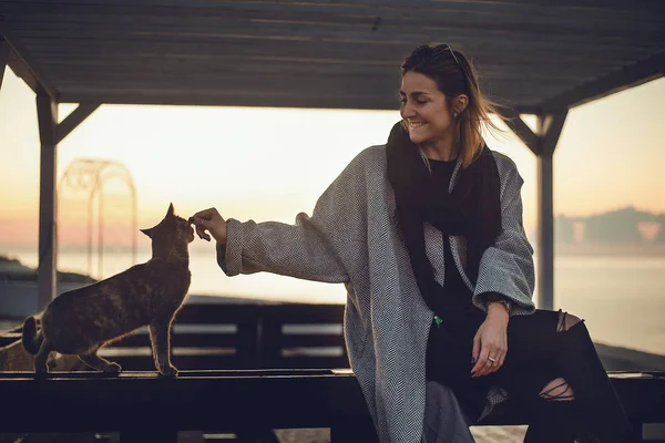 Porträt Einer Schönen Frau Mit Katze Pavillon — Stockfoto