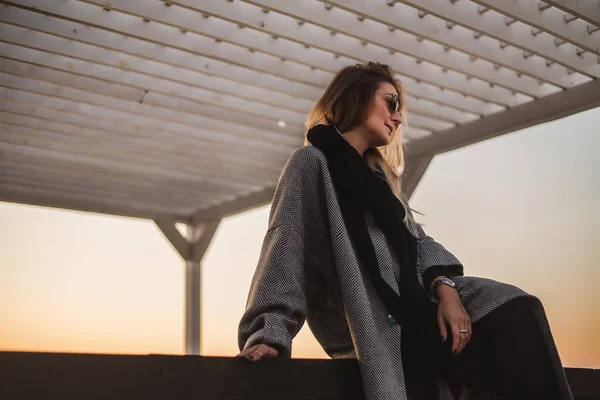  Köşk poz güzel kadın portresi