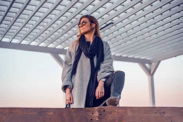 Portrait Beautiful Woman Posing Pavilion — Stock Photo, Image