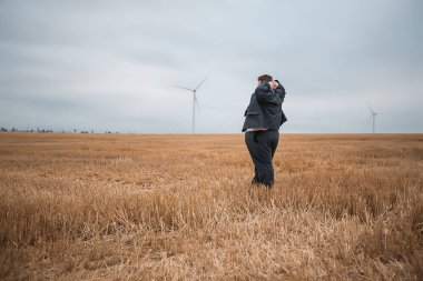 genç işadamı kırpılmış sahada ayakta